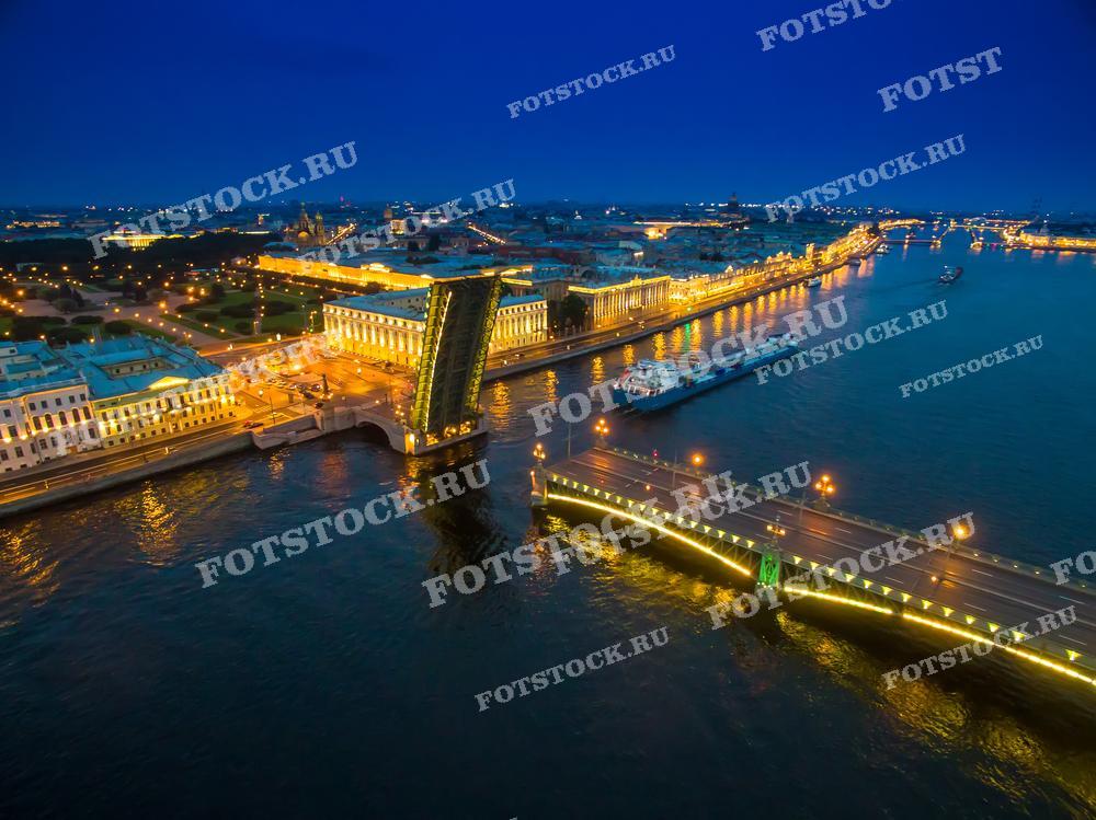 Фотография показывает разведенный Троицкий мост в Санкт-Петербурге. Это место является символом культурного наследия и архитектурной красоты Санкт-Петербурга. Идеально подходит для использования в туристических публикациях, культурных исследованиях и промо-материалах.